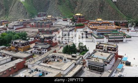 200619 -- XIAHE, 19 giugno 2020 -- foto aerea scattata il 18 giugno 2020 mostra una vista del monastero di Labrang nella contea di Xiahe, nella provincia del Gansu della Cina nord-occidentale. Dopo quasi otto anni, la ristrutturazione del monastero di Labrang nella provincia del Gansu della Cina nordoccidentale si è avvicinata al completamento, con il corpo principale e gli affreschi delle 14 sale del Buddha restaurati, hanno detto giovedì le autorità locali. Situato nella contea di Xiahe, nella prefettura autonoma tibetana di Gannan, il monastero di Labrang è stato costruito nel 1709 ed è stato un importante sito di protezione culturale nazionale dal 1982. CHINA-GANSU-LABRANG MONASTERY-RENOVATION CN CHENX Foto Stock