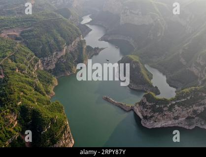 200620 -- PECHINO, 20 giugno 2020 -- foto aerea scattata il 18 giugno 2020 mostra il paesaggio del bacino artificiale di Xiaolangdi sul fiume giallo nella provincia centrale di Henan nella Cina. XINHUA FOTO DEL GIORNO HaoxYuan PUBLICATIONxNOTxINxCHN Foto Stock