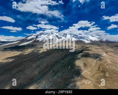 200620 -- PECHINO, 20 giugno 2020 -- foto aerea scattata il 19 giugno 2020 mostra una vista del Monte Muztagata sull'altopiano di Pamir nella regione autonoma di Xinjiang Uygur della Cina nord-occidentale. XINHUA FOTO DEL GIORNO HuxHuhu PUBLICATIONxNOTxINxCHN Foto Stock