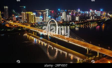 200620 -- PECHINO, 20 giugno 2020 -- foto aerea scattata il 18 giugno 2020 mostra la vista notturna del ponte Baisha a Liuzhou, nella regione autonoma del Guangxi Zhuang nella Cina meridionale. XINHUA FOTO DEL GIORNO ZhangxAilin PUBLICATIONxNOTxINxCHN Foto Stock