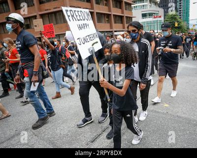 200620 -- VANCOUVER, 20 giugno 2020 Xinhua -- le persone con segni partecipano alla marcia Juneteenth Freedom a Vancouver, British Columbia, Canada, 19 giugno 2020. Foto di Liang Sen/Xinhua CANADA-VANCOUVER-JUNETEENTH-FREEDOM MARCH PUBLICATIONxNOTxINxCHN Foto Stock