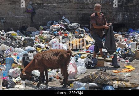 200620 -- BEIRUT, 20 giugno 2020 Xinhua -- Un uomo raccoglie rifiuti in una discarica a Beirut, capitale del Libano, 20 giugno 2020. Il Libano ha lottato per trovare una soluzione adeguata per affrontare la crisi della spazzatura da quando la situazione si è deteriorata dopo la chiusura della più grande discarica del paese a Naameh, appena a sud di Beirut, nel luglio 2015. Ma fino ad ora, il Libano si trova ancora incapace di affrontare efficacemente la crescente quantità di spazzatura. Foto di Bilal Jawich/Xinhua LEBANON-BEIRUT-WASTE CRISIS-ENVIRONMENT PUBLICATIONxNOTxINxCHN Foto Stock