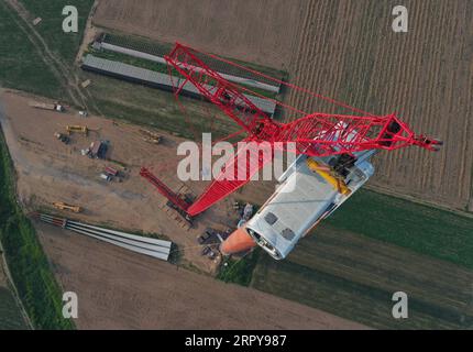 200621 -- QINHUANGDAO, 21 giugno 2020 -- foto aerea scattata il 21 giugno 2020 mostra il cantiere della seconda fase di un progetto eolico nella contea di Changli di Qinhuangdao, nella provincia di Hebei nella Cina settentrionale. Il sollevamento e l'installazione di turbine eoliche nella seconda fase del progetto di energia eolica sono ufficialmente iniziati di recente. Il progetto di energia eolica, con un investimento pianificato di 1,696 miliardi di yuan circa 240 milioni di dollari americani, sarà costruito in due fasi. Dopo il completamento dell'intero progetto, sarà in grado di generare 600 milioni di kilowattora di energia all'anno. Foto Stock