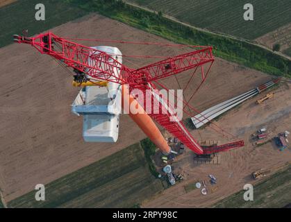 200621 -- QINHUANGDAO, 21 giugno 2020 -- foto aerea scattata il 21 giugno 2020 mostra il cantiere della seconda fase di un progetto eolico nella contea di Changli di Qinhuangdao, nella provincia di Hebei nella Cina settentrionale. Il sollevamento e l'installazione di turbine eoliche nella seconda fase del progetto di energia eolica sono ufficialmente iniziati di recente. Il progetto di energia eolica, con un investimento pianificato di 1,696 miliardi di yuan circa 240 milioni di dollari americani, sarà costruito in due fasi. Dopo il completamento dell'intero progetto, sarà in grado di generare 600 milioni di kilowattora di energia all'anno. Foto Stock