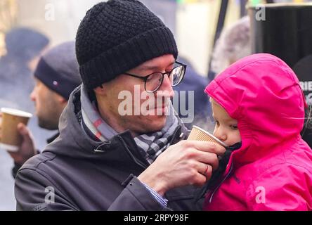 200621 -- PECHINO, 21 giugno 2020 -- Un uomo dà da bere a sua figlia durante il riga Street Food Festival a riga, in Lettonia, il 18 gennaio 2020. Foto di /Xinhua, PADRI DEL MONDO, PROTETTORE DI GIORNO, INSEGNANTE ed ENCOURAGER Janis PUBLICATIONxNOTxINxCHN Foto Stock