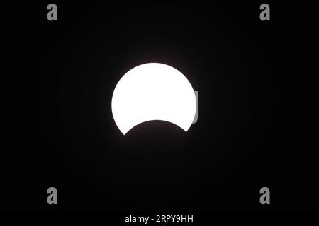 200621 -- PECHINO, 21 giugno 2020 -- Un'eclissi solare parziale si vede a Pechino, capitale della Cina, 21 giugno 2020. CHINA-SOLAR ECLIPSECN JuxHuanzong PUBLICATIONxNOTxINxCHN Foto Stock