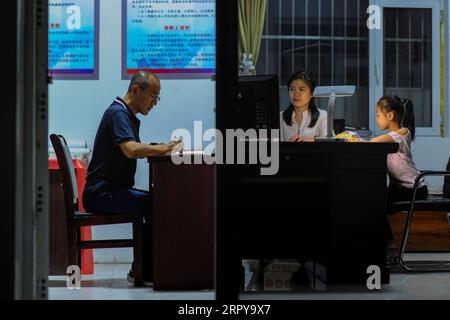 200621 -- TAIYUAN, 21 giugno 2020 Xinhua -- la foto combinata mostra Liu Zhijun, primo segretario del villaggio di Jingyubao, che lavora nell'ufficio del villaggio di Jingyubao della contea di Lanxian L, scattato il 10 giugno 2020 da Cao Yang e li Cuiye, primo segretario del villaggio di Nantong, lavoro presso l'ufficio nel villaggio di Nantong nella contea di Xingxian, assunto il 22 maggio 2020 da Liu Liangliang nella provincia dello Shanxi nella Cina settentrionale. Liu Zhijun e li Cuiye sono una coppia che lavorano rispettivamente presso l'amministrazione delle macchine agricole e il centro servizi per gli affari governativi nella città di Lyuliang. Nel luglio 2015, Liu e li si offrirono volontario Foto Stock