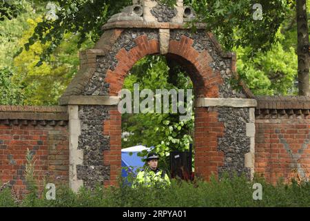 200621 -- READING BRITAIN, 21 giugno 2020 Xinhua -- Un agente di polizia si trova ad un'entrata dei Forbury Gardens, dove si sono svolti i pugnalamenti a Reading, in Gran Bretagna, il 21 giugno 2020. La polizia antiterrorismo britannica ha dichiarato domenica che l'incidente di pugnalato avvenuto nella città di Reading del sud dell'Inghilterra sabato sera è stato dichiarato un incidente terroristico. Foto di Tim Ireland/Xinhua BRITAIN-READING-STABBING-TERRORIST ACCIDENT PUBLICATIONxNOTxINxCHN Foto Stock