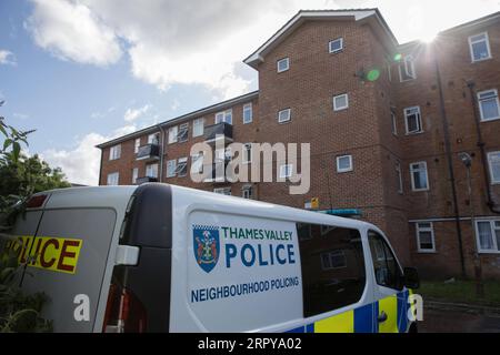 200621 -- READING BRITAIN, 21 giugno 2020 Xinhua -- Un furgone della polizia viene visto fuori dall'isolato di appartamenti dove un sospetto è stato arrestato con l'accusa di omicidio a Reading, in Gran Bretagna, il 21 giugno 2020. La polizia antiterrorismo britannica ha dichiarato domenica che l'incidente di pugnalato avvenuto nella città di Reading del sud dell'Inghilterra sabato sera è stato dichiarato un incidente terroristico. Foto di Tim Ireland/Xinhua BRITAIN-READING-STABBING-TERRORIST ACCIDENT PUBLICATIONxNOTxINxCHN Foto Stock