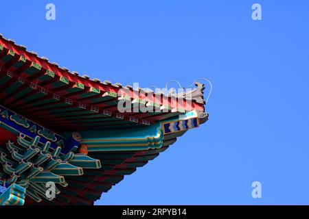 Edificio tradizionale Cinese sotto il cielo blu, primo piano della foto Foto Stock