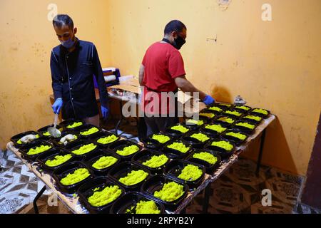 200623 -- CAIRO, 23 giugno 2020 -- le persone preparano pasti gratuiti per i pazienti di COVID-19 isolati a casa al Cairo, in Egitto, il 16 giugno 2020. Gruppi di giovani egiziani benevoli sostenuti da centinaia di volontari e migliaia di seguaci comunicano online e organizzano la cottura e la consegna di pasti gratuiti ai pazienti di COVID-19 isolati a casa, che a volte vengono evitati dai ristoratori. DA NON perdere: I volontari egiziani cucinano, consegnano pasti gratuiti ai pazienti di COVID-19 isolati in casa EGITTO-CAIRO-COVID-19 PASTI SENZA PAZIENTI AhmedxGomaa PUBLICATIONxNOTxINxCHN Foto Stock