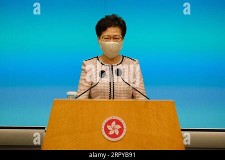 News Bilder des Tages Hongkong, Pressekonferenz von Carrie Lam 200623 -- HONG KONG, 23 giugno 2020 -- Amministratore delegato della regione amministrativa speciale di Hong Kong della Cina HKSAR Carrie Lam partecipa a una sessione mediatica in vista della riunione del Consiglio esecutivo della HKSAR a Hong Kong, Cina meridionale, 23 giugno 2020. La motivazione del progetto di legge sulla salvaguardia della sicurezza nazionale nella regione HKSAR cinese ha chiarito che la prossima legge rispetterà e proteggerà i diritti umani dei residenti di Hong Kong e che l'indipendenza giudiziaria di Hong Kong non sarà compromessa, ha affermato martedì l'amministratore delegato della regione HKSAR Carrie Lam. Lui Foto Stock