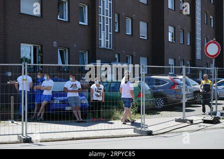 200624 -- GUETERSLOH, 24 giugno 2020 Xinhua -- i dipendenti di Toennies sono sottoposti a quarantena nella loro zona residenziale a Guetersloh, Germania, 24 giugno 2020. A seguito di un'epidemia di COVID-19 nella più grande azienda tedesca di lavorazione della carne Toennies, la vita pubblica nel distretto di Guetersloh e nel vicino distretto di Warendorf sarebbe stata nuovamente severamente limitata, ha annunciato martedì Karl-Josef Laumann, ministro della salute della Renania settentrionale-Vestfalia NRW. Più di 1.550 dipendenti di Toennies sono stati infettati da COVID-19, secondo i funzionari della città. Circa 7.000 dipendenti della società hanno dovuto sottoporsi a una discussione Foto Stock