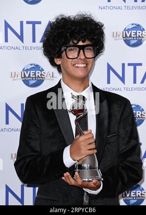 Londra, Regno Unito. 5 settembre 2023. Moosa Mostafa raccoglie il premio New Drama per conto di mercoledì ai National Television Awards, The O2 Arena, Londra. Credito: Doug Peters/EMPICS/Alamy Live News Foto Stock