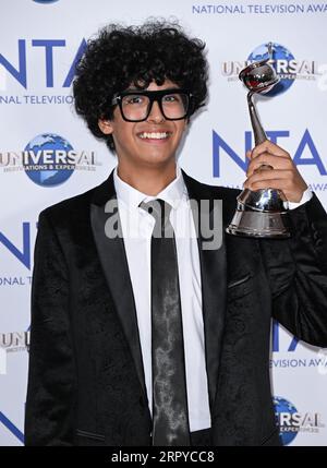 Londra, Regno Unito. 5 settembre 2023. Moosa Mostafa raccoglie il premio New Drama per conto di mercoledì ai National Television Awards, The O2 Arena, Londra. Credito: Doug Peters/EMPICS/Alamy Live News Foto Stock