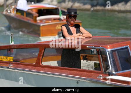 Lido di Venezia, Italia. 5 settembre 2023. Nieves Alvarez arriva al molo dell'Hotel Excelsior al Lido. Credito: SOPA Images Limited/Alamy Live News Foto Stock