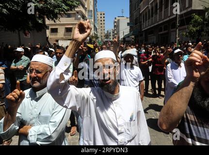 200626 -- GAZA, 26 giugno 2020 Xinhua -- i sostenitori palestinesi di Hamas prendono parte a una protesta contro il piano israeliano di annettere parte della Cisgiordania, nella città meridionale di Khan Younis nella Striscia di Gaza, 26 giugno 2020. Giovedì, Hamas ha avvertito di considerare il piano di Israele di annettere una parte della Cisgiordania come una dichiarazione di guerra al popolo palestinese. Foto di Yasser Qudih/Xinhua MIDEAST-GAZA-PROTEST PUBLICATIONxNOTxINxCHN Foto Stock