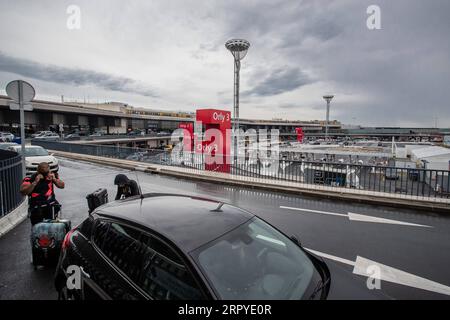 200627 -- PARIGI, 27 giugno 2020 Xinhua -- la foto scattata il 26 giugno 2020 mostra una vista esterna dell'aeroporto di Parigi Orly vicino a Parigi, in Francia. L'aeroporto di Parigi Orly ha riaperto venerdì con servizio limitato dopo quasi tre mesi di chiusura a causa della crisi sanitaria COVID-19. Orly è il secondo hub più grande della capitale francese dopo l'aeroporto Charles de Gaulle CDG. Foto di Aurelien Morissard/Xinhua FRANCE-PARIS-COVID-19-ORLY AIRPORT-REOPENING PUBLICATIONxNOTxINxCHN Foto Stock