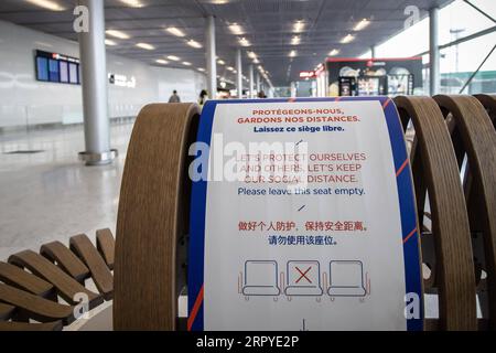 200627 -- PARIGI, 27 giugno 2020 Xinhua -- Un segno di distanziamento sociale è posto su un posto all'aeroporto di Parigi Orly vicino a Parigi, in Francia, 26 giugno 2020. L'aeroporto di Parigi Orly ha riaperto venerdì con servizio limitato dopo quasi tre mesi di chiusura a causa della crisi sanitaria COVID-19. Orly è il secondo hub più grande della capitale francese dopo l'aeroporto Charles de Gaulle CDG. Foto di Aurelien Morissard/Xinhua FRANCE-PARIS-COVID-19-ORLY AIRPORT-REOPENING PUBLICATIONxNOTxINxCHN Foto Stock