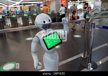 200628 -- ATENE, 28 giugno 2020 -- foto scattata il 26 giugno 2020 mostra un robot Pepper all'aeroporto internazionale di Atene, Grecia. DA AGGIUNGERE: Caratteristica: L’aeroporto internazionale di Atene recluta robot per informare i viaggiatori sulle misure COVID-19 GRECIA-ATENE-AEROPORTO-ROBOT-COVID-19 MariosxLolos PUBLICATIONxNOTxINxCHN Foto Stock