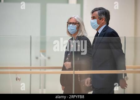 200629 -- PARIGI, 29 giugno 2020 Xinhua -- l'ex primo ministro francese Francois Fillon R e sua moglie Penelope arrivano al tribunale di Parigi, in Francia, il 29 giugno 2020. L'ex primo ministro francese Francois Fillon, condannato per appropriazione indebita di fondi pubblici per aver creato un lavoro falso per sua moglie, è stato condannato a cinque anni di carcere di cui tre sospesi, il tribunale di Parigi ha deciso lunedì. A sua moglie Penelope è stata data una condanna a tre anni sospesa. Entrambi sono stati multati di 375.000 euro circa 420.000 dollari USA. A Fillon fu data anche 10 anni di ineleggibilità e a sua moglie due anni. Foto di Aurelien Foto Stock