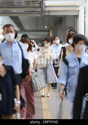 200630 -- TOKYO, 30 giugno 2020 -- le persone si dirigono verso la stazione di Shinagawa dopo aver lasciato il lavoro a Tokyo, in Giappone, il 30 giugno 2020. Il tasso di disoccupazione in Giappone è aumentato a maggio rispetto a un mese prima, poiché la pandemia di COVID-19 ha portato le aziende a licenziare il personale mentre le imprese si fermano, ha affermato il governo in una relazione martedì. Secondo il Ministero degli affari interni e delle comunicazioni, il tasso di disoccupazione del Giappone è salito al 2,9% nel periodo di registrazione, con la cifra che si avvicina a un aumento del 2,6% registrato un mese prima e che segna il terzo mese consecutivo in cui il lavoro è stato svolto Foto Stock