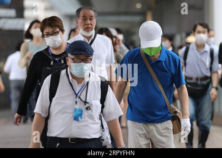 200630 -- TOKYO, 30 giugno 2020 -- le persone si dirigono verso la stazione di Shinagawa dopo aver lasciato il lavoro a Tokyo, in Giappone, il 30 giugno 2020. Il tasso di disoccupazione in Giappone è aumentato a maggio rispetto a un mese prima, poiché la pandemia di COVID-19 ha portato le aziende a licenziare il personale mentre le imprese si fermano, ha affermato il governo in una relazione martedì. Secondo il Ministero degli affari interni e delle comunicazioni, il tasso di disoccupazione del Giappone è salito al 2,9% nel periodo di registrazione, con la cifra che si avvicina a un aumento del 2,6% registrato un mese prima e che segna il terzo mese consecutivo in cui il lavoro è stato svolto Foto Stock