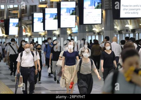 200630 -- TOKYO, 30 giugno 2020 -- le persone con maschere facciali camminano alla stazione di Shinagawa a Tokyo, Giappone, il 30 giugno 2020. Il tasso di disoccupazione in Giappone è aumentato a maggio rispetto a un mese prima, poiché la pandemia di COVID-19 ha portato le aziende a licenziare il personale mentre le imprese si fermano, ha affermato il governo in una relazione martedì. Secondo il Ministero degli affari interni e delle comunicazioni, il tasso di disoccupazione del Giappone è salito al 2,9% nel periodo di registrazione, con la cifra che si avvicina a un aumento del 2,6% registrato un mese prima e che segna il terzo mese consecutivo in cui i disoccupati Foto Stock