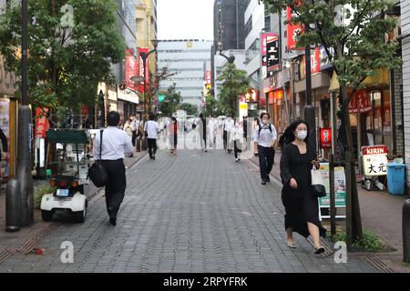 200630 -- TOKYO, 30 giugno 2020 -- le persone che indossano maschere per il viso camminano a Minato-ku, Tokyo, Giappone, il 30 giugno 2020. Il governo metropolitano di Tokyo ha confermato martedì 54 nuove infezioni da COVID-19, che segnano il quinto giorno consecutivo i nuovi casi giornalieri nella capitale hanno superato i 50 tra le preoccupazioni per la ripresa delle infezioni. GIAPPONE-TOKYO-COVID-19-CASI DuxXiaoyi PUBLICATIONxNOTxINxCHN Foto Stock