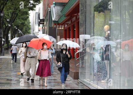 200630 -- TOKYO, 30 giugno 2020 -- le persone con maschere facciali camminano in una strada a Shibuya-ku, Tokyo, Giappone, il 30 giugno 2020. Il governo metropolitano di Tokyo ha confermato martedì 54 nuove infezioni da COVID-19, che segnano il quinto giorno consecutivo i nuovi casi giornalieri nella capitale hanno superato i 50 tra le preoccupazioni per la ripresa delle infezioni. GIAPPONE-TOKYO-COVID-19-CASI DuxXiaoyi PUBLICATIONxNOTxINxCHN Foto Stock