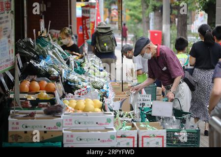 200630 -- TOKYO, 30 giugno 2020 -- le persone che indossano maschere per il viso selezionano frutta e verdura in un negozio a Tokyo, in Giappone, il 27 giugno 2020. Il governo metropolitano di Tokyo ha confermato martedì 54 nuove infezioni da COVID-19, che segnano il quinto giorno consecutivo i nuovi casi giornalieri nella capitale hanno superato i 50 tra le preoccupazioni per la ripresa delle infezioni. GIAPPONE-TOKYO-COVID-19-CASI DuxXiaoyi PUBLICATIONxNOTxINxCHN Foto Stock