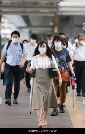 200630 -- TOKYO, 30 giugno 2020 -- le persone che indossano maschere per il viso camminano a Minato-ku, Tokyo, Giappone, il 30 giugno 2020. Il governo metropolitano di Tokyo ha confermato martedì 54 nuove infezioni da COVID-19, che segnano il quinto giorno consecutivo i nuovi casi giornalieri nella capitale hanno superato i 50 tra le preoccupazioni per la ripresa delle infezioni. GIAPPONE-TOKYO-COVID-19-CASI DuxXiaoyi PUBLICATIONxNOTxINxCHN Foto Stock