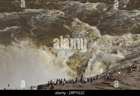 200701 -- PECHINO, 1 luglio 2020 -- i turisti visitano il punto panoramico della cascata di Hukou nella contea di Jixian, nella provincia dello Shanxi della Cina settentrionale, 30 giugno 2020. Foto di LYU Guiming/Xinhua XINHUA FOTO DEL GIORNO LvxGuiming PUBLICATIONxNOTxINxCHN Foto Stock