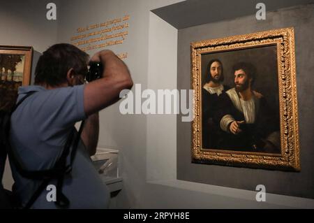 200702 -- ROMA, 2 luglio 2020 -- Un uomo fotografa un dipinto durante la mostra Raffaello 1520-1483 a Roma, 2 luglio 2020. La mostra Raffaello 1520-1483, la più grande retrospettiva di sempre della vita e dell'opera del maestro rinascimentale Raffaello, ha riaperto al pubblico di recente alle Scuderie del Quirinale di Roma. I visitatori, che dovevano indossare maschere facciali, erano tenuti a prenotare orari di ingresso precisi. Ogni visitatore ha preso la sua temperatura da un termometro digitale al momento dell'ingresso. MOSTRA ITALIA-ROMA-COVID-19-RAFFAELLO ChengxTingting PUBLICATIONxNOTxINxCHN Foto Stock