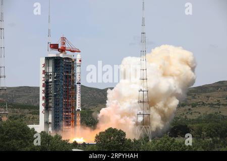 200703 -- TAIYUAN, 3 luglio 2020 Xinhua -- Un lungo razzo vettore March-4B, che trasporta un satellite di imaging multi-mode ad alta risoluzione, viene lanciato dal Taiyuan satellite Launch Center, 3 luglio 2020. La Cina ha inviato con successo un satellite di imaging multimodale ad alta risoluzione nell'orbita pianificata dal Taiyuan satellite Launch Center nella provincia dello Shanxi nella Cina settentrionale venerdì. Il satellite è stato lanciato da un razzo vettore 4B marzo alle 11:10 ora di Pechino, secondo la China National Space Administration. Foto di Zheng Taotao/Xinhua CHINA-SHANXI-HIGH-RESOLUTION MULTI-MODE IMAGING SATEL Foto Stock