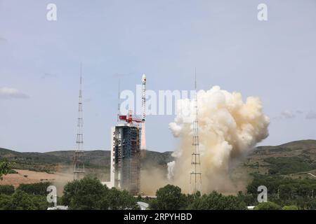 200703 -- TAIYUAN, 3 luglio 2020 Xinhua -- Un lungo razzo vettore March-4B, che trasporta un satellite di imaging multi-mode ad alta risoluzione, viene lanciato dal Taiyuan satellite Launch Center, 3 luglio 2020. La Cina ha inviato con successo un satellite di imaging multimodale ad alta risoluzione nell'orbita pianificata dal Taiyuan satellite Launch Center nella provincia dello Shanxi nella Cina settentrionale venerdì. Il satellite è stato lanciato da un razzo vettore 4B marzo alle 11:10 ora di Pechino, secondo la China National Space Administration. Foto di Zheng Taotao/Xinhua CHINA-SHANXI-HIGH-RESOLUTION MULTI-MODE IMAGING SATEL Foto Stock