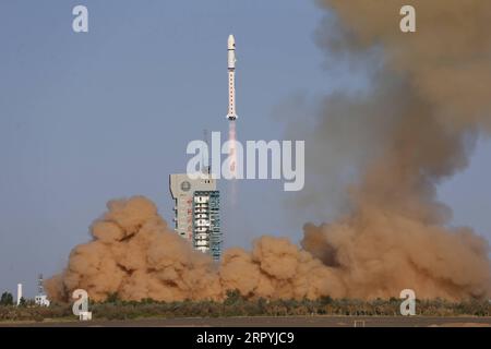 200705 -- JIUQUAN, 5 luglio 2020 Xinhua -- Un satellite, il secondo della serie Shiyan-6, è lanciato da un lungo razzo vettore 2D marzo al Jiuquan satellite Launch Center nel nord-ovest della Cina, 5 luglio 2020. La Cina ha inviato con successo un satellite per lo studio dell'ambiente spaziale e i relativi esperimenti tecnologici nell'orbita pianificata dal Jiuquan satellite Launch Center nel nord-ovest della Cina domenica. Foto di Shan Biao/Xinhua CHINA-JIUQUAN-SATELLITE-LAUNCH CN PUBLICATIONxNOTxINxCHN Foto Stock