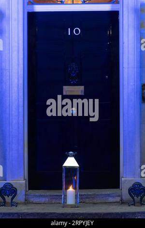 200705 -- LONDRA, 5 luglio 2020 Xinhua -- Una candela è posta di fronte a Downing Street mentre l'edificio è illuminato di blu per celebrare il 72° anniversario del National Health Service NHS a Londra, in Gran Bretagna, il 4 luglio 2020. Secondo i media locali, dozzine di punti di riferimento in tutto il paese sono stati illuminati di blu per segnare i 72 anni dalla fondazione dell'NHS. Foto di Ray Tang/Xinhua BRITAIN-LONDON-LANDMARKS-LIT BLUE-NHS-72ND ANNIVERSARY PUBLICATIONxNOTxINxCHN Foto Stock