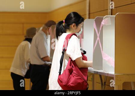 200705 -- TOKYO, 5 luglio 2020 -- gli elettori compilano i documenti di voto durante le elezioni governative di Tokyo in un collegio elettorale a Tokyo, in Giappone, 5 luglio 2020. GIAPPONE-TOKYO-ELEZIONI GOVERNATIVE-VOTO DuxXiaoyi PUBLICATIONxNOTxINxCHN Foto Stock