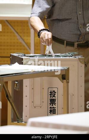 200705 -- TOKYO, 5 luglio 2020 -- Un votante pronuncia il suo voto durante le elezioni governative di Tokyo in un collegio elettorale a Tokyo, in Giappone, 5 luglio 2020. GIAPPONE-TOKYO-ELEZIONI GOVERNATIVE-VOTO DuxXiaoyi PUBLICATIONxNOTxINxCHN Foto Stock