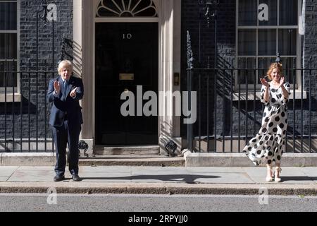 200705 -- LONDRA, 5 luglio 2020 Xinhua -- il primo ministro britannico Boris Johnson L e fondatore di Clap for Carers Annemarie Plas applaudono fuori 10 Downing Street per celebrare il 72 ° anniversario del National Health Service NHS a Londra, in Gran Bretagna, il 5 luglio 2020. La Gran Bretagna domenica ha visto un giro nazionale di battute per rendere omaggio al personale NHS nel 72 ° anniversario della sua fondazione. Foto di Ray Tang/Xinhua BRITAIN-LONDON-NHS-72ESIMO ANNIVERSARIO-APPLAUDIRE PUBLICATIONxNOTxINxCHN Foto Stock