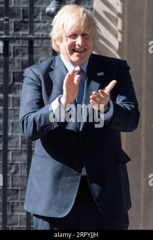 200705 -- LONDRA, 5 luglio 2020 Xinhua -- il primo ministro britannico Boris Johnson applaude fuori 10 Downing Street per celebrare il 72° anniversario del National Health Service NHS a Londra, in Gran Bretagna, il 5 luglio 2020. La Gran Bretagna domenica ha visto un giro nazionale di battute per rendere omaggio al personale NHS nel 72 ° anniversario della sua fondazione. Foto di Ray Tang/Xinhua BRITAIN-LONDON-NHS-72ESIMO ANNIVERSARIO-APPLAUDIRE PUBLICATIONxNOTxINxCHN Foto Stock