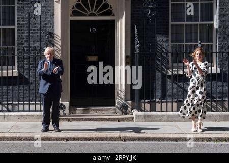 200705 -- LONDRA, 5 luglio 2020 Xinhua -- il primo ministro britannico Boris Johnson L e fondatore di Clap for Carers Annemarie Plas applaudono fuori 10 Downing Street per celebrare il 72 ° anniversario del National Health Service NHS a Londra, in Gran Bretagna, il 5 luglio 2020. La Gran Bretagna domenica ha visto un giro nazionale di battute per rendere omaggio al personale NHS nel 72 ° anniversario della sua fondazione. Foto di Ray Tang/Xinhua BRITAIN-LONDON-NHS-72ESIMO ANNIVERSARIO-APPLAUDIRE PUBLICATIONxNOTxINxCHN Foto Stock