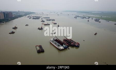 200705 -- YUEYANG, 5 luglio 2020 -- foto aerea scattata il 5 luglio 2020 mostra il canale principale del Lago Dongting, il cui livello dell'acqua supera il livello di avvertimento, nella città di Yueyang, nella provincia centrale di Hunan della Cina. Il livello dell'acqua nel lago Dongting è aumentato a causa delle piogge prolungate. CHINA-HUNAN-DONGTING LAKE-HIGH WATER LEVEL CN CHENXZEGUO PUBLICATIONXNOTXINXCHN Foto Stock