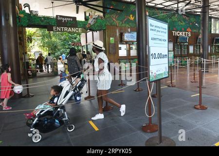 200706 -- SINGAPORE, 6 luglio 2020 Xinhua -- i visitatori fanno la fila per entrare allo zoo di Singapore il 6 luglio 2020. Lo zoo di Singapore ha riaperto al pubblico lunedì dopo l'allentamento delle misure di confinamento nella lotta contro la pandemia di COVID-19. Foto di Then Chih Wey/Xinhua SINGAPORE-COVID-19-ZOO-REOPENING PUBLICATIONxNOTxINxCHN Foto Stock