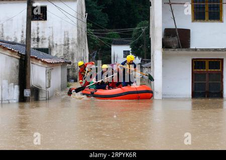 200706 -- HUANGSHAN, 6 luglio 2020 -- i soccorritori aiutano gli abitanti del villaggio intrappolati a evacuare dal villaggio di Baiguoshu nella città di Sankou di Huangshan City, provincia di Anhui nella Cina orientale, 6 luglio 2020. Il servizio meteorologico provinciale di Anhui la domenica ha aumentato la risposta temporale al secondo livello dal terzo livello. L'agenzia prevede che le inondazioni improvvise abbiano maggiori possibilità di causare il caos in città come Huangshan, Chizhou, Tongling e Anqing nella provincia. Foto di /Xinhua CHINA-ANHUI-HUANGSHAN-FLOOD CN ShixYalei PUBLICATIONxNOTxINxCHN Foto Stock