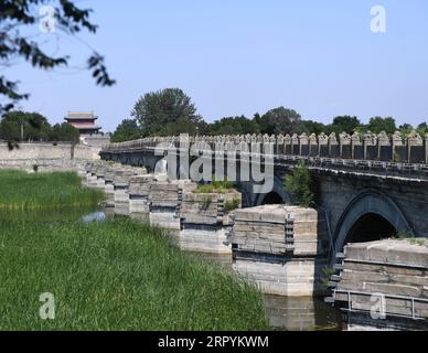 200707 -- PECHINO, 7 luglio 2020 -- la foto scattata il 7 luglio 2020 mostra una vista del ponte Lugou a Pechino, capitale della Cina. Il 7 luglio 1937 soldati giapponesi attaccarono le forze cinesi al Ponte Lugou, noto anche come Ponte Marco Polo, segnando l'inizio dell'invasione giapponese su vasta scala della Cina e delle atrocità di otto anni perpetrate dall'esercito giapponese sui civili cinesi. CHINA-BEIJING-LUGOU BRIDGE-VIEW CN ZHANGXCHENLIN PUBLICATIONXNOTXINXCHN Foto Stock