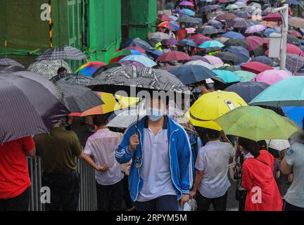 200708 -- PECHINO, 8 luglio 2020 -- un esaminista esce da un sito di esame a Wuhan, capitale della provincia di Hubei della Cina centrale, 7 luglio 2020. XINHUA FOTO DEL GIORNO Chengxmin PUBLICATIONxNOTxINxCHN Foto Stock