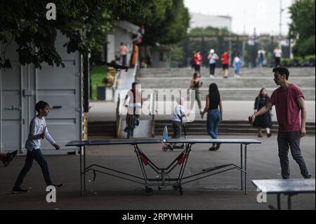 200708 -- MOSCA, 8 luglio 2020 Xinhua -- la gente gioca a ping pong in un parco a Mosca, Russia, l'8 luglio 2020. La Russia ha registrato 6.562 nuovi casi di COVID-19 nelle ultime 24 ore, portando il suo totale a 700.792, il centro di risposta al coronavirus del paese ha dichiarato in una dichiarazione mercoledì. Xinhua/Evgeny Sinitsyn RUSSIA-MOSCA-COVID-19-CASI PUBLICATIONxNOTxINxCHN Foto Stock