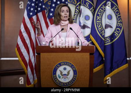 200709 -- WASHINGTON, 9 luglio 2020 -- la presidente della camera degli Stati Uniti Nancy Pelosi parla durante la sua conferenza stampa settimanale a Capitol Hill a Washington, D.C., negli Stati Uniti, il 9 luglio 2020. Il ritiro ufficiale del paese da parte del Presidente degli Stati Uniti Donald Trump dall'Organizzazione Mondiale della Sanità, CHE è un atto di vera insensatezza, ha detto su Twitter la presidente della camera degli Stati Uniti Nancy Pelosi. Foto di /Xinhua U.S.-WASHINGTON, D.C.-PELOSI-CONFERENZA STAMPA TingxShen PUBLICATIONxNOTxINxCHN Foto Stock